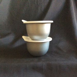 Pair of Tupperware small bowls with lids EUC